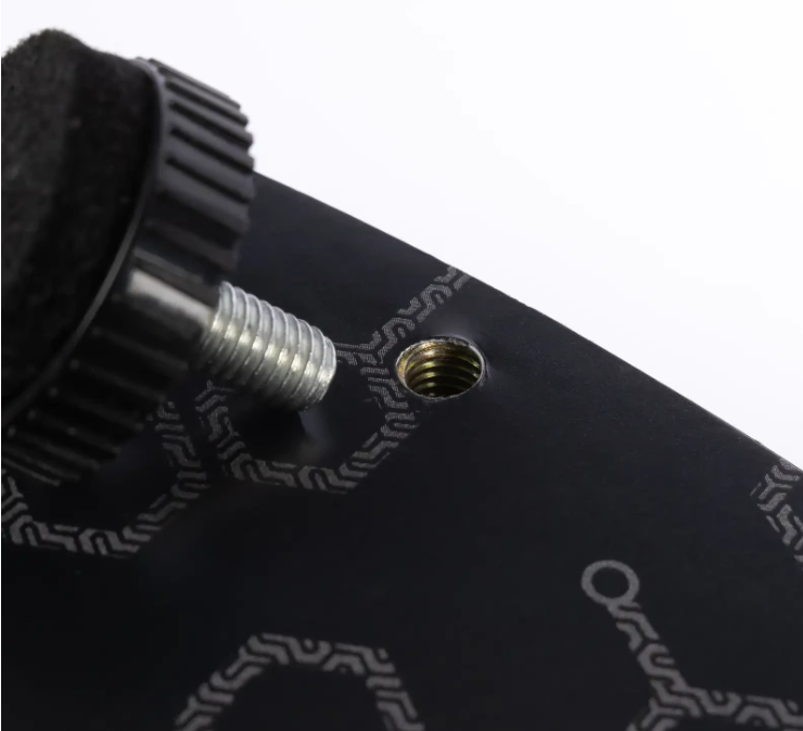 Precise180 Steeldartboard - Endorphine ohne Zahlenring mit Magnethalter